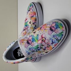 YES WE VIBE. WATERCOLOR FLOWERS SNEAKERS NWOB SIZE 7.5 WMS